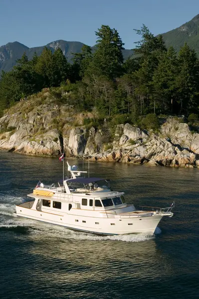 West Vancouver, British Columbia, Kanada 'daki Deniz feneri parkı yakınlarındaki Burrard körfezinde seyreden lüks bir yatın hava görüntüsü..