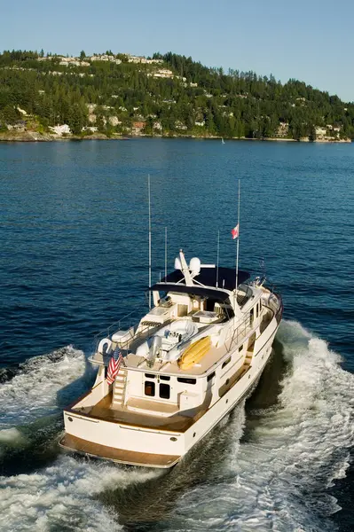 West Vancouver, British Columbia, Kanada 'daki Deniz feneri parkı yakınlarındaki Burrard körfezinde seyreden lüks bir yatın hava görüntüsü..