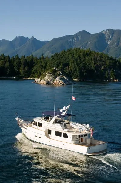 West Vancouver, British Columbia, Kanada 'daki Deniz feneri parkı yakınlarındaki Burrard körfezinde seyreden lüks bir yatın hava görüntüsü..
