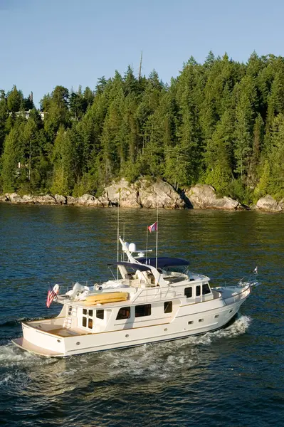 West Vancouver, British Columbia, Kanada 'daki Deniz feneri parkı yakınlarındaki Burrard körfezinde seyreden lüks bir yatın hava görüntüsü..