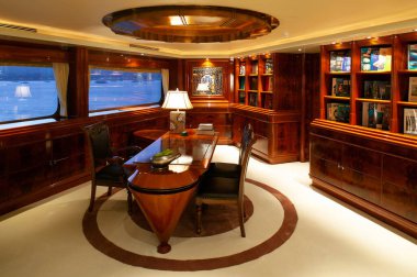 Singapur - 22 Aralık 2004: My Asean Lady 'nin iç manzarası Raffles Yachts Yantai tarafından üretilen ve Ian Mitchell tarafından tasarlanan 289 feet' lik lüks bir yat. Yat bir proa üzerine tasarlandı..