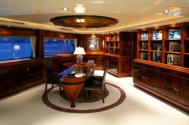 Singapur - 22 Aralık 2004: My Asean Lady 'nin iç manzarası Raffles Yachts Yantai tarafından üretilen ve Ian Mitchell tarafından tasarlanan 289 feet' lik lüks bir yat. Yat bir proa üzerine tasarlandı..