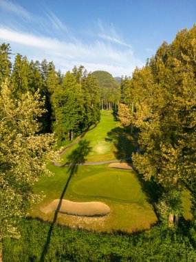 Harrison Mills, Kanada - 7 Haziran 2025: Harrison Mills, British Columbia, Kanada 'da bulunan Sandpiper Resort Golf Sahasının Drone hava görüntüsü.