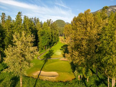Harrison Mills, Kanada - 7 Haziran 2025: Harrison Mills, British Columbia, Kanada 'da bulunan Sandpiper Resort Golf Sahasının Drone hava görüntüsü.