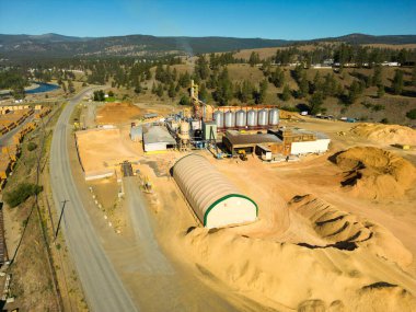 8 Haziran 2025 - Kanada Princeton, kereste endüstrisinin bir yan ürünü ve yenilenebilir bir kaynak olarak ahşap pelet haline getirilecek bir değirmendeki odun parçaları.