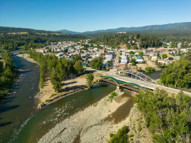 Princeton, Kanada - 8 Haziran 2025: Princeton, British Columbia, Kanada 'nın Similkameen Vadisi' nde bulunan küçük bir kasabanın insansız hava aracı görüntüsü.