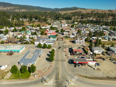 Princeton, Kanada - 8 Haziran 2025: Princeton, British Columbia, Kanada 'nın Similkameen Vadisi' nde bulunan küçük bir kasabanın insansız hava aracı görüntüsü.
