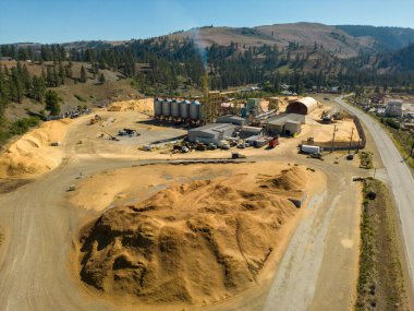 8 Haziran 2025 - Kanada Princeton, kereste endüstrisinin bir yan ürünü ve yenilenebilir bir kaynak olarak ahşap pelet haline getirilecek bir değirmendeki odun parçaları.