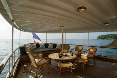 Phuket, Tayland - 26 Aralık 2005: Hizmetçi Marian II 'nin 1931' de inşa ettiği lüks yatın kıç güvertesi. 