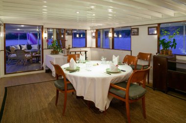 Phuket, Tayland - 26 Aralık 2005: Hizmetçi Marian II 'nin 1931' de inşa ettiği lüks yattaki salon yemek odasının iç manzarası. 