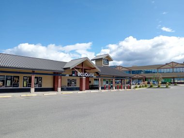 British Columbia, Kanada - 21 Nisan 2025: Penticton, British Columbia Canada 'daki BC hükümet likör mağazasının dış binası.