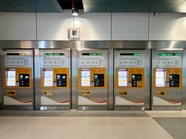 Kuala Lumpur, Malezya - 17 Şubat 2025: Malezya 'nın Kuala Lumpur kentindeki Klang Vadisi Entegre Transit Sistemi' ndeki toplu taşıma tren istasyonunda bir nakit jeton otomatı.