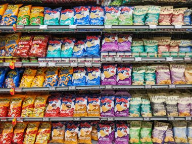 British Columbia, Kanada - 19 Nisan 2025: Penticton, BC Kanada 'daki Walmart Supercenter mağazasının iç görünümü.