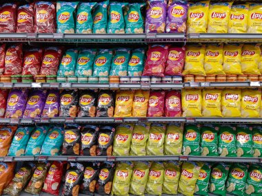 British Columbia, Kanada - 19 Nisan 2025: Penticton, BC Kanada 'daki Walmart Supercenter mağazasının iç görünümü.