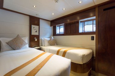 Phang Nga Körfezi, Tayland - 15 Şubat 2018: Lüks bir yat kamarası yatak odasında iç mekan.