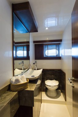 Phang Nga Körfezi, Tayland - 15 Şubat 2018 Lüks bir yat tuvaletinde iç mekan. 