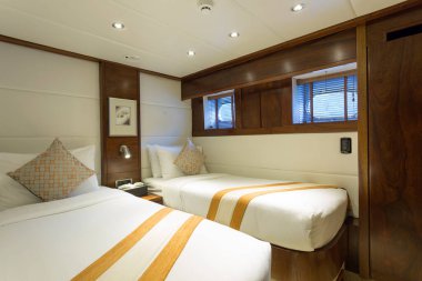 Phang Nga Körfezi, Tayland - 15 Şubat 2018: Lüks bir yat kamarası yatak odasında iç mekan.