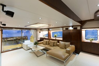 Phang Nga Körfezi, Tayland - 15 Şubat 2018: Ana kuaför salonu veya salonun lüks bir yatının iç manzarası 