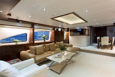 Phang Nga Körfezi, Tayland - 15 Şubat 2018: Ana kuaför salonu veya salonun lüks bir yatının iç manzarası 