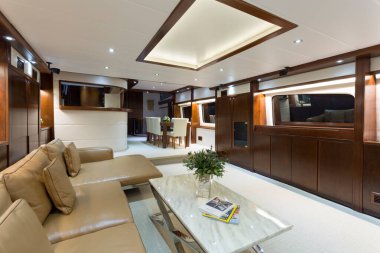 Phang Nga Körfezi, Tayland - 15 Şubat 2018: Ana kuaför salonu veya salonun lüks bir yatının iç manzarası 