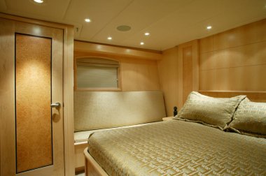 Vancouver, Kanada - 16 Mart 2007: Lüks bir motorlu yatta bir kamara yatak odasının iç manzarası.