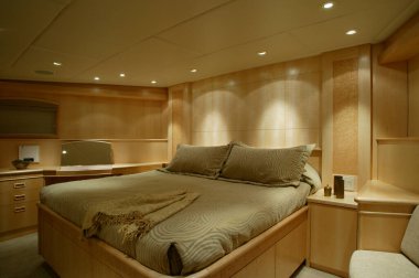 Vancouver, Kanada - 16 Mart 2007: Lüks bir motorlu yatta bir kamara yatak odasının iç manzarası.