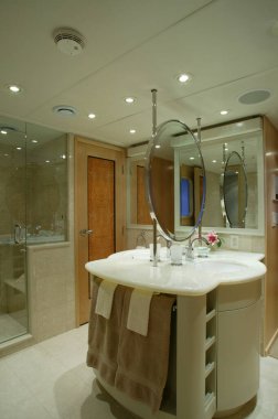 Vancouver, Kanada - 16 Mart 2007: Lüks bir motorlu yatta bir banyonun iç manzarası.