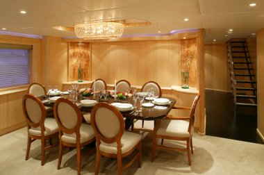 Vancouver, Kanada - 16 Mart 2007: Lüks bir motorlu yatta bir salon oturma odasının iç görünümü.