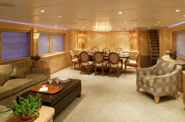 Vancouver, Kanada - 16 Mart 2007: Lüks bir motorlu yatta bir salon oturma odasının iç görünümü.