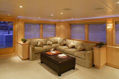 Vancouver, Kanada - 16 Mart 2007: Lüks bir motorlu yatta bir salon oturma odasının iç görünümü.