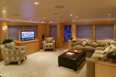 Vancouver, Kanada - 16 Mart 2007: Lüks bir motorlu yatta bir salon oturma odasının iç görünümü.