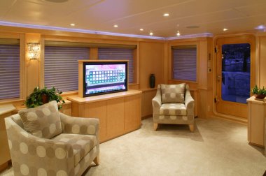 Vancouver, Kanada - 16 Mart 2007: Lüks bir motorlu yatta bir salon oturma odasının iç görünümü.