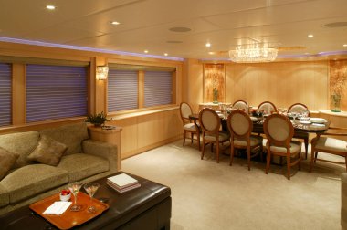 Vancouver, Kanada - 16 Mart 2007: Lüks bir motorlu yatta bir salon oturma odasının iç görünümü.