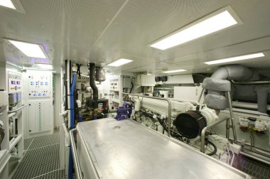 Vancouver, Kanada - 16 Mart 2007: Lüks bir motorlu yat gemisindeki bir makine dairesinin iç görünümü.