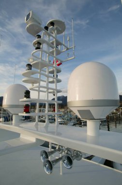 Vancouver, Kanada - 15 Mart 2007: Lüks bir motor yatındaki radar direği navigasyon ekipmanlarının dış görünüşü.