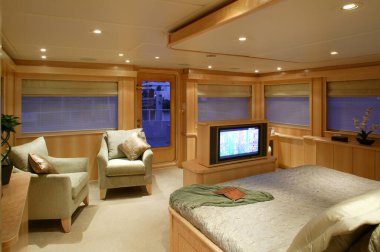 Vancouver, Kanada - 15 Mart 2007: Lüks bir motorlu yatta bir kamara yatak odasının iç manzarası.