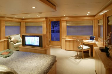 Vancouver, Kanada - 15 Mart 2007: Lüks bir motorlu yatta bir kamara yatak odasının iç manzarası.