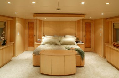 Vancouver, Kanada - 15 Mart 2007: Lüks bir motorlu yatta bir kamara yatak odasının iç manzarası.