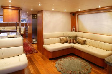 Vancouver, Kanada - 1 Nisan 2007: Lüks bir yat gemisindeki salon salonunun iç manzarası.