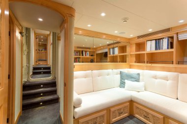 Vancouver, Kanada - 3 Nisan 2019: Lüks bir yatta çalışma odası okuma odasının iç görünümü.