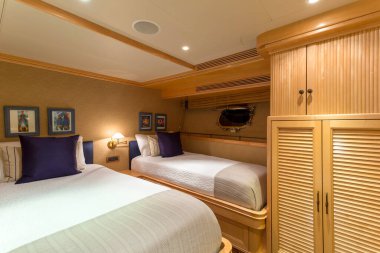 Vancouver, Kanada - 3 Nisan 2019: Lüks bir yatta bir kamara yatak odası manzarası.