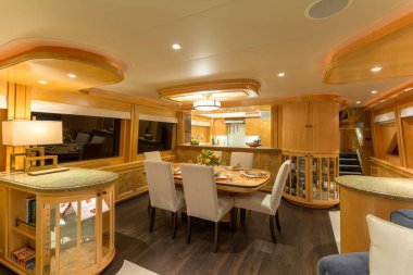 Vancouver, Kanada - 3 Nisan 2019: Lüks bir yatta ana salon salonunun iç manzarası.