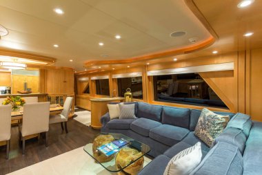 Vancouver, Kanada - 3 Nisan 2019: Lüks bir yatta ana salon salonunun iç manzarası.