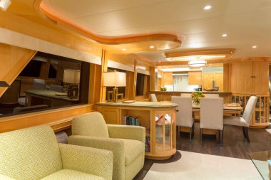 Vancouver, Kanada - 3 Nisan 2019: Lüks bir yatta ana salon salonunun iç manzarası.