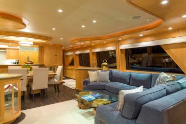 Vancouver, Kanada - 3 Nisan 2019: Lüks bir yatta ana salon salonunun iç manzarası.