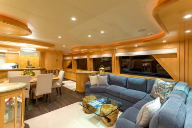 Vancouver, Kanada - 3 Nisan 2019: Lüks bir yatta ana salon salonunun iç manzarası.