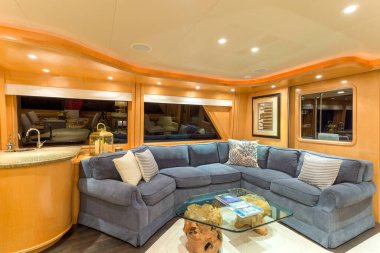 Vancouver, Kanada - 3 Nisan 2019: Lüks bir yatta ana salon salonunun iç manzarası.