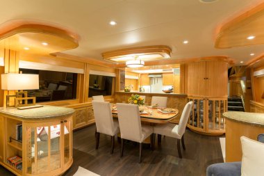 Vancouver, Kanada - 3 Nisan 2019: Lüks bir yatta ana salon salonunun iç manzarası.