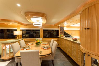 Vancouver, Kanada - 3 Nisan 2019: Lüks bir yatta ana salon salonunun iç manzarası.