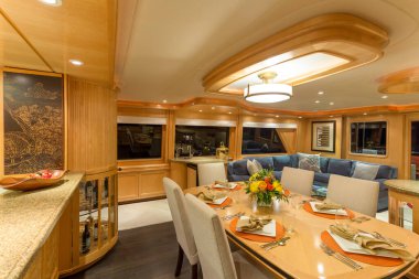 Vancouver, Kanada - 3 Nisan 2019: Lüks bir yatta ana salon salonunun iç manzarası.